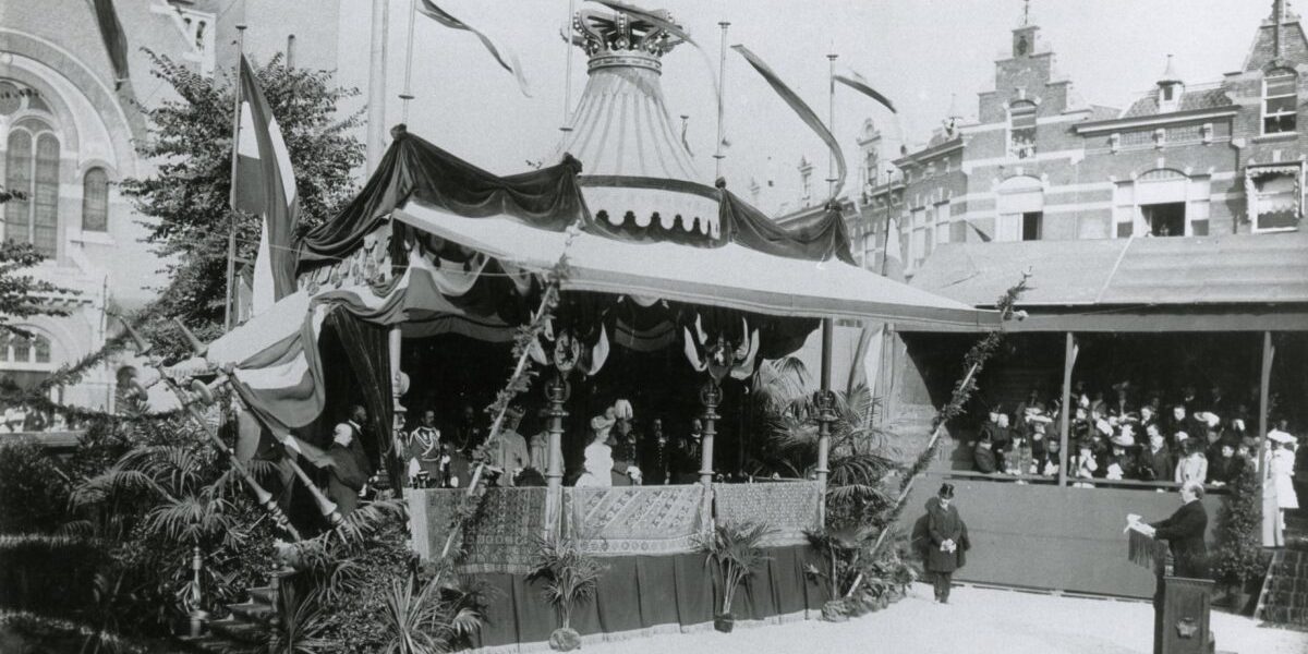 Onthulling gedenknaald Regentesseplein. Koningin Wilhelmina en prins Hendrik worden toegesproken door A.E.H. Goekoop, voorzitter van het comité. Foto: Haags Gemeentearchief