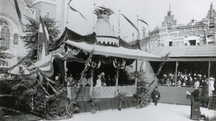 Onthulling gedenknaald Regentesseplein. Koningin Wilhelmina en prins Hendrik worden toegesproken door A.E.H. Goekoop, voorzitter van het comité. Foto: Haags Gemeentearchief