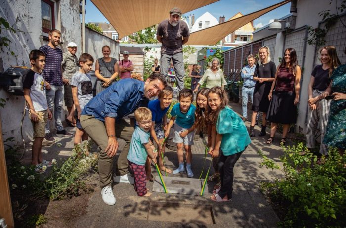 Gulden Klinkerinstrating Uitvindershof Van Swindenstraat Segbroek met wethouder Robert van Asten
