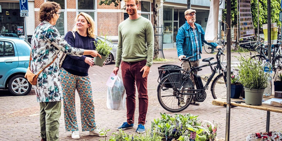 Plantjes ontvangen op het Regentesseplein Plantjes ontvangen op het Regentesseplein