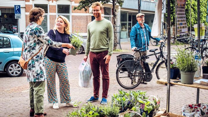 Plantjes ontvangen op het Regentesseplein Plantjes ontvangen op het Regentesseplein