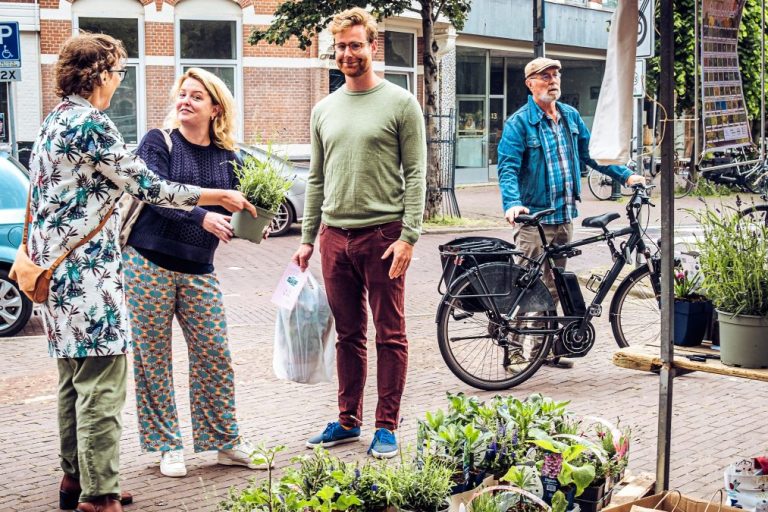 Plantjes ontvangen op het Regentesseplein