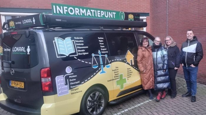 Mobiel-informatiepunt-met-4-voorlichters (2)